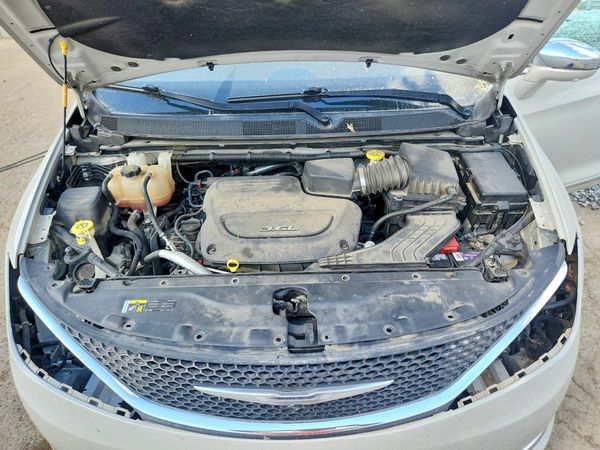 2017 CHRYSLER PACIFICA — Engine bay
