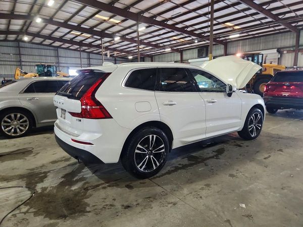 2021 VOLVO XC60 Momentum