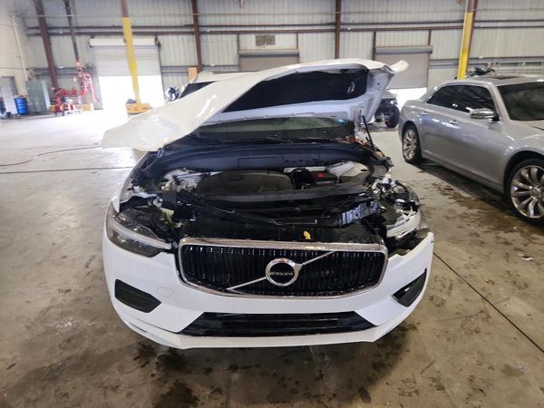 2021 VOLVO XC60 Momentum