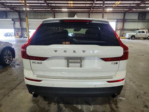 2021 VOLVO XC60 Momentum