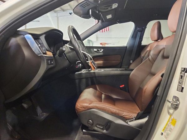 2021 VOLVO XC60 Momentum