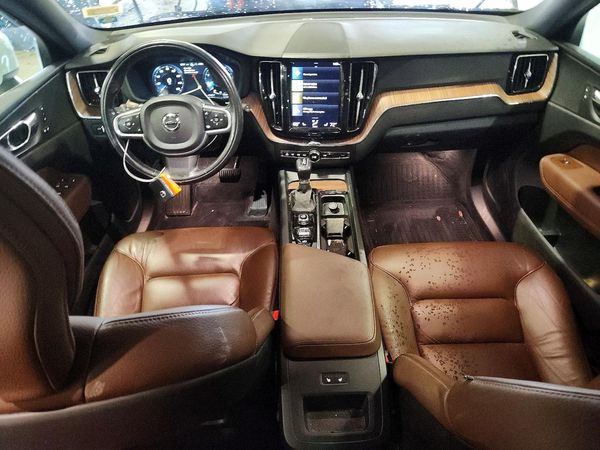 2021 VOLVO XC60 Momentum