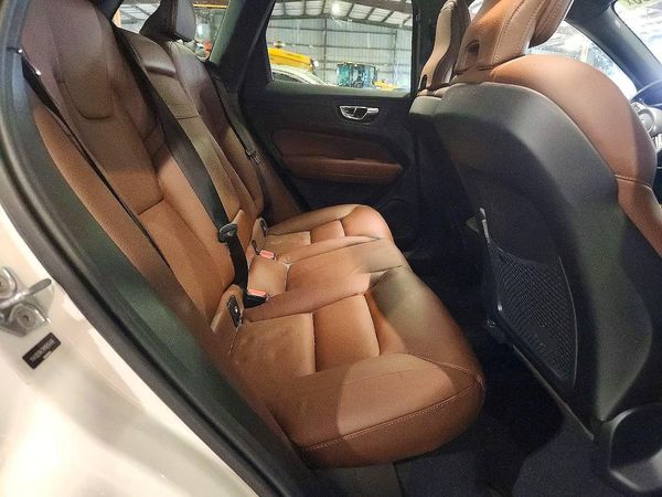 2021 VOLVO XC60 Momentum