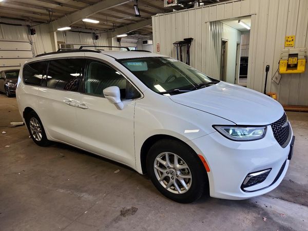 2022 CHRYSLER PACIFICA — Passenger 3/4