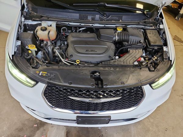 2022 CHRYSLER PACIFICA — Engine bay