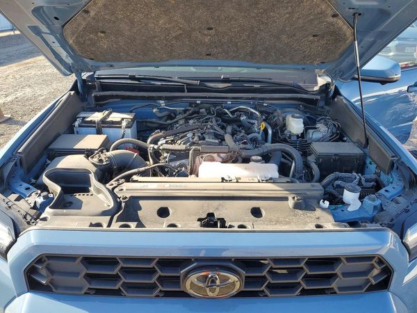 2025 TOYOTA 4RUNNER — Engine bay