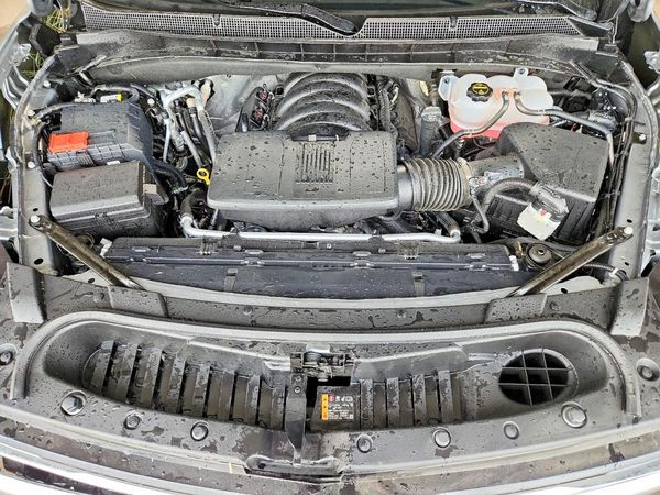 2026 CHEVROLET SUBURBAN LT — Engine bay