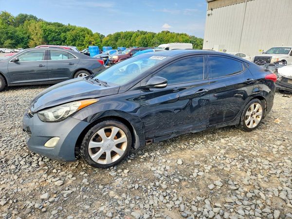 2013 HYUNDAI ELANTRA — Front 3/4