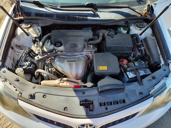 2012 TOYOTA CAMRY — Engine bay