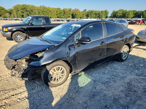 2017 TOYOTA PRIUS — Front 3/4