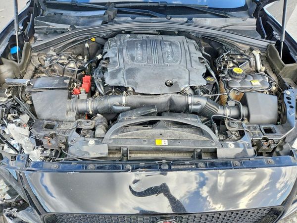 2017 JAGUAR F-PACE — Engine bay