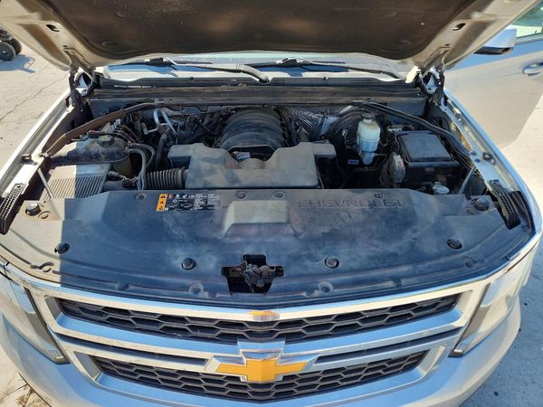 2017 CHEVROLET SUBURBAN LT — Engine bay