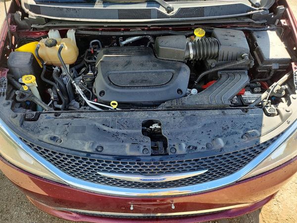 2020 CHRYSLER PACIFICA Touring L — Engine bay