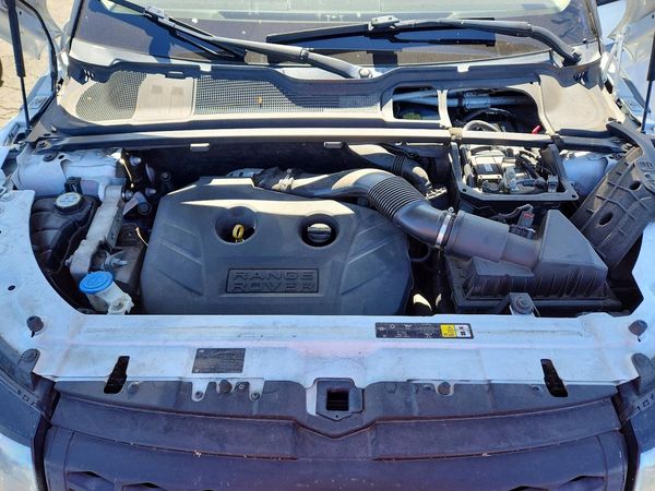 2013 LAND ROVER RANGEROVER Pure Plus — Engine bay