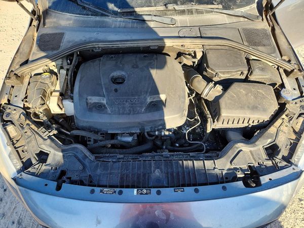 2017 VOLVO S60 Dynamic — Engine bay