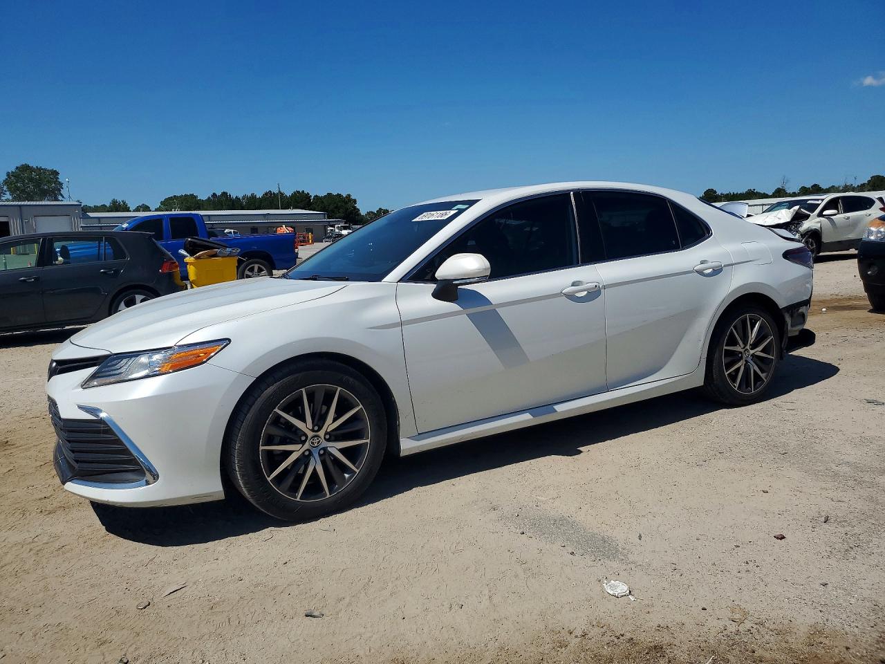 2022 TOYOTA CAMRY XLE — Front 3/4
