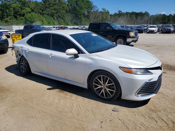 2022 TOYOTA CAMRY XLE — Passenger 3/4