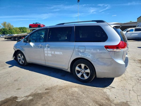 2013 TOYOTA SIENNA