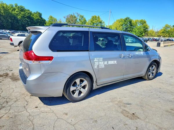 2013 TOYOTA SIENNA