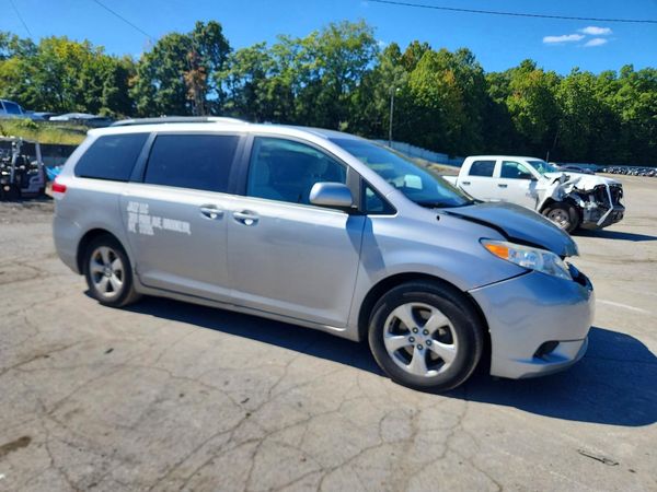 2013 TOYOTA SIENNA
