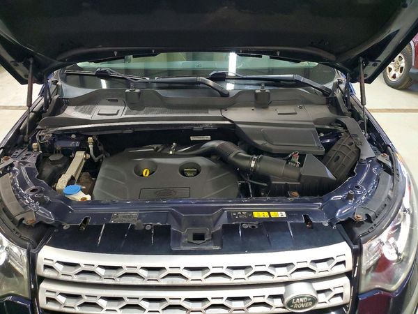 2016 LAND ROVER DISCOVERY HSE — Engine bay