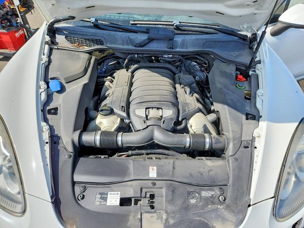 2014 PORSCHE CAYENNE — Engine bay