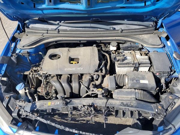 2017 HYUNDAI ELANTRA SE Base — Engine bay
