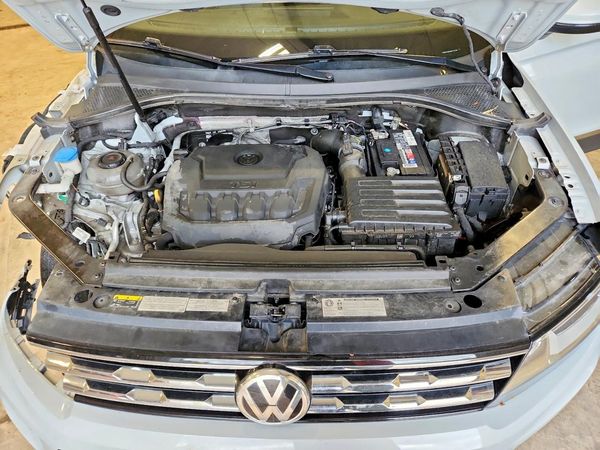 2018 VOLKSWAGEN TIGUAN SE, 4Motion SEL — Engine bay
