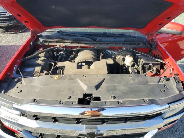 2017 CHEVROLET SILVERADO LT — Engine bay