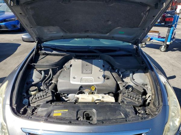 2012 INFINITI G37 — Engine bay