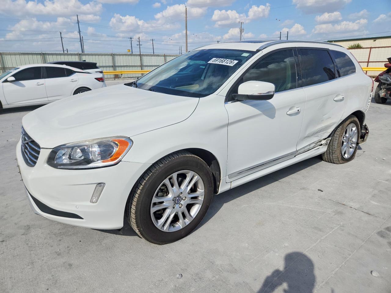 2016 VOLVO XC60 — Front 3/4
