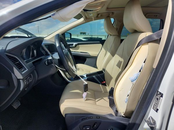 2016 VOLVO XC60 — DENT