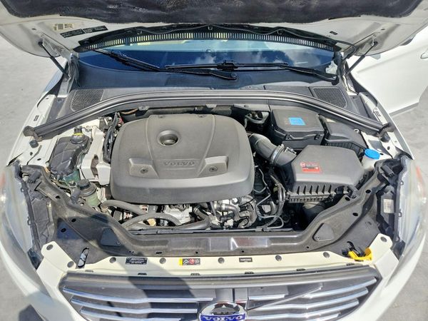 2016 VOLVO XC60 — Engine bay