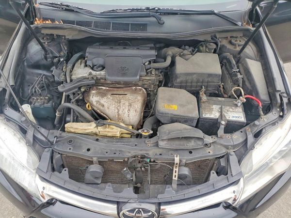 2015 TOYOTA CAMRY — Engine bay