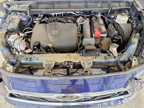 2021 TOYOTA HIGHLANDER Limited — Engine bay