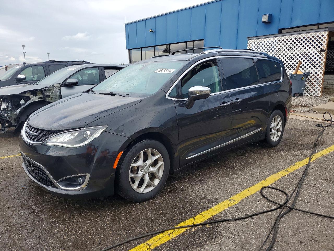 2020 CHRYSLER PACIFICA Limited — Front 3/4