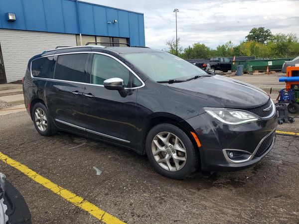 2020 CHRYSLER PACIFICA Limited — Passenger 3/4