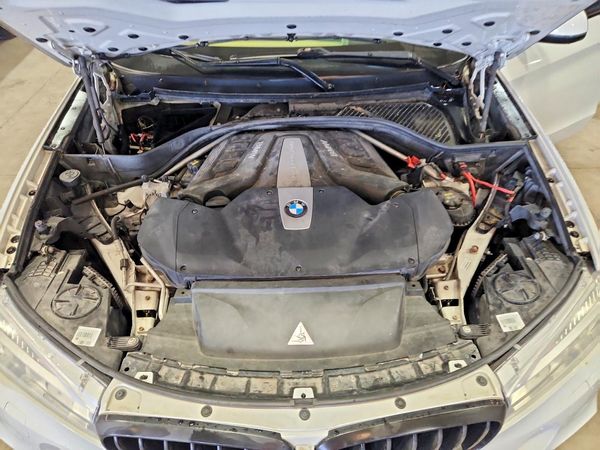 2016 BMW X5 xDrive50i — Engine bay