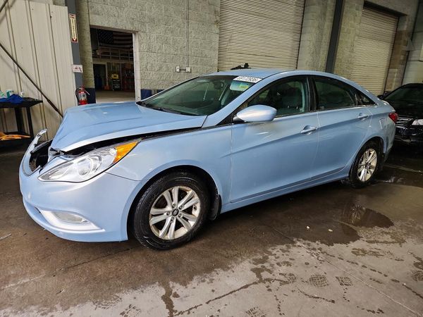 2013 HYUNDAI SONATA GLS/ GLS Popular — Front 3/4
