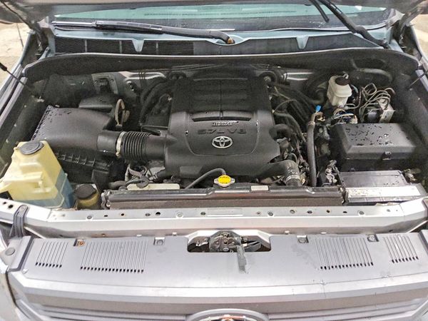 2014 TOYOTA TUNDRA SR5 — Engine bay