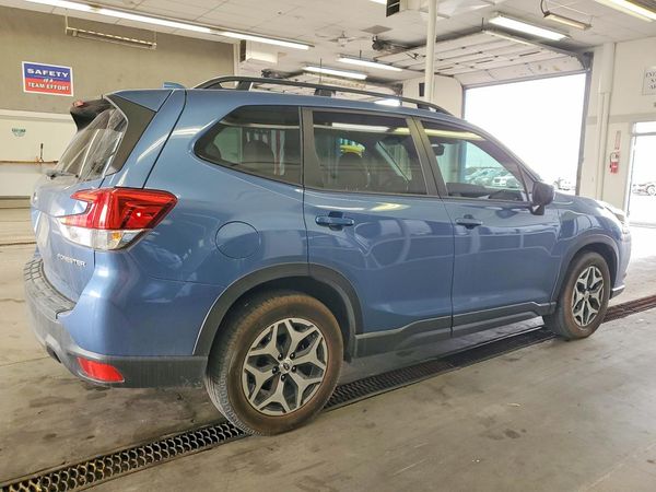 2022 SUBARU FORESTER Premium