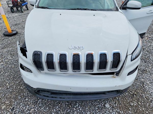 2014 JEEP CHEROKEE Latitude — Engine bay