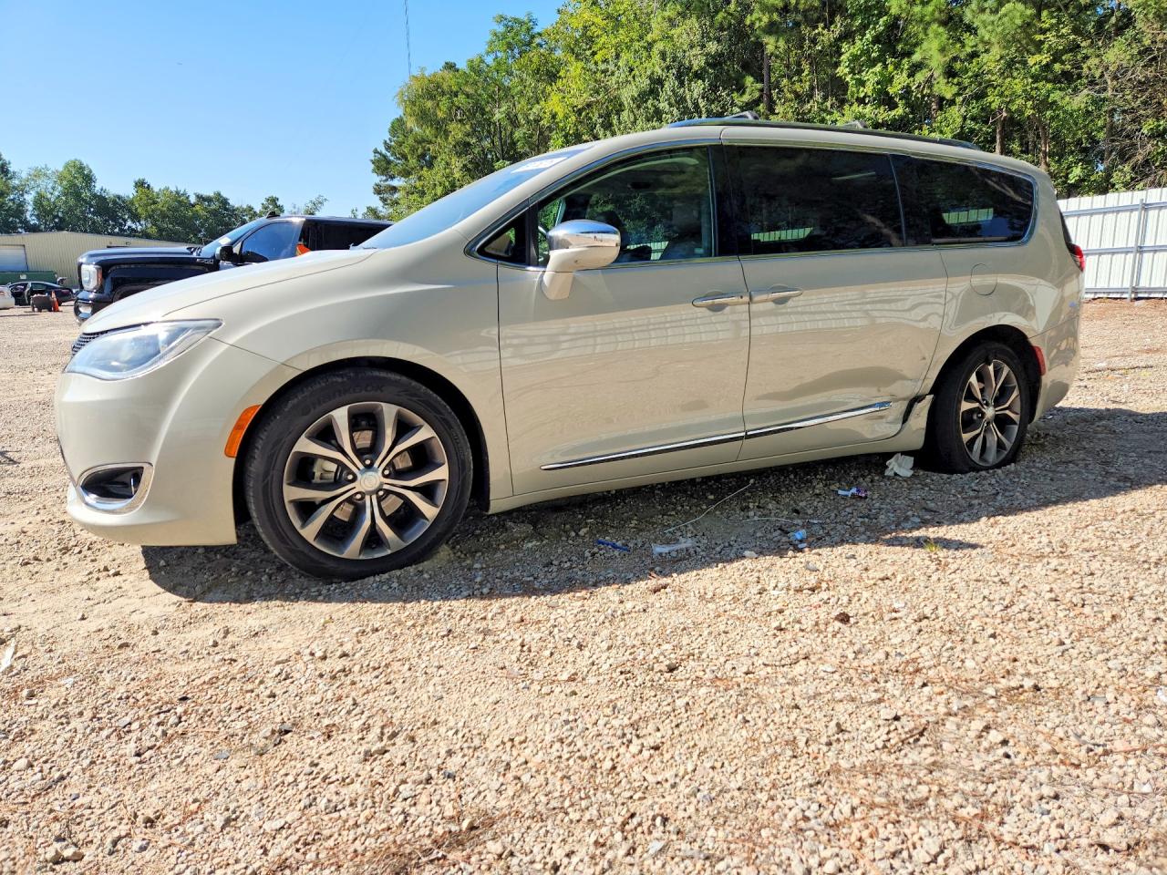 2019 CHRYSLER PACIFICA Limited — Front 3/4
