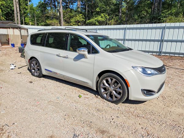 2019 CHRYSLER PACIFICA Limited — Passenger 3/4
