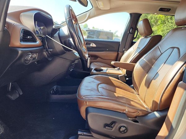 2019 CHRYSLER PACIFICA Limited — DENT