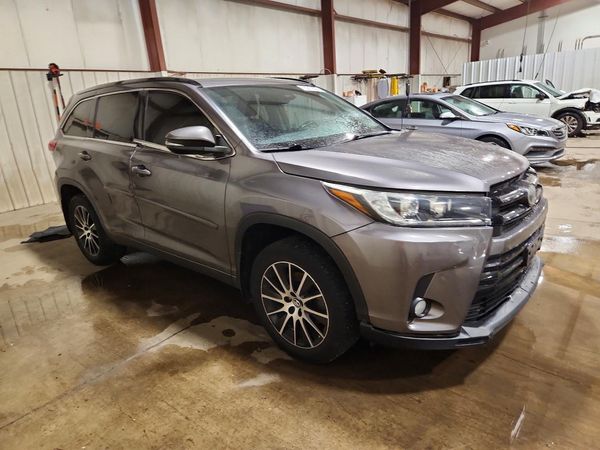 2018 TOYOTA HIGHLANDER — Passenger 3/4