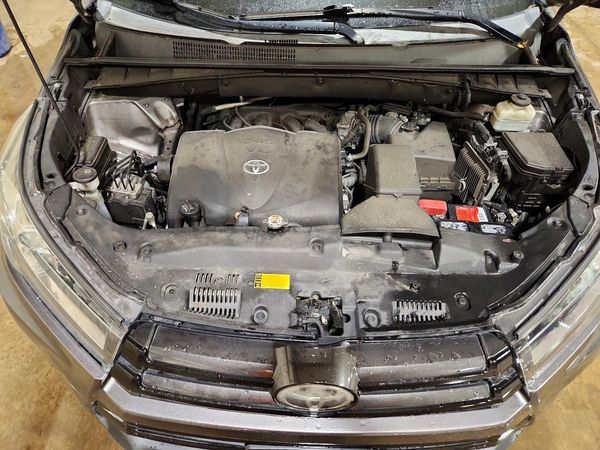 2018 TOYOTA HIGHLANDER — Engine bay
