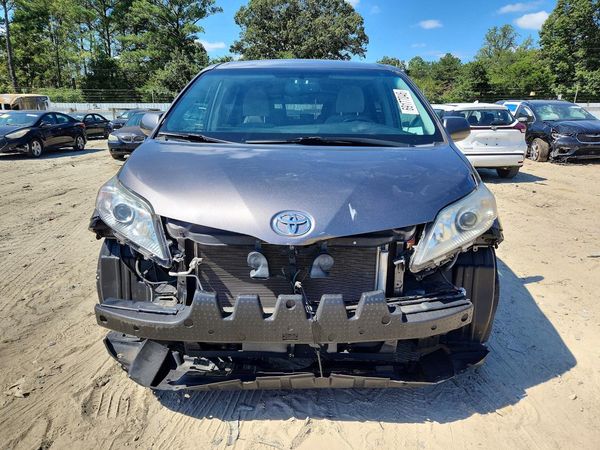 2016 TOYOTA SIENNA