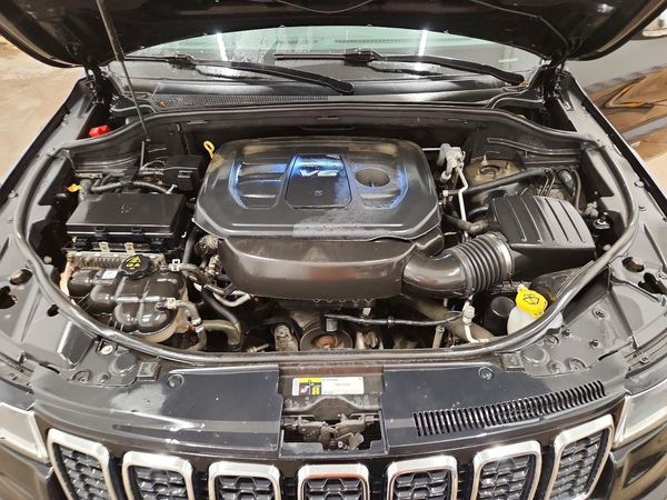 2018 JEEP GRAND CHEROKEE Limited — Engine bay