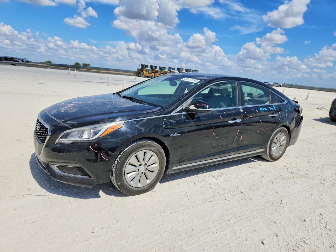 2016 HYUNDAI SONATA GL (Middle-Low) — Front 3/4